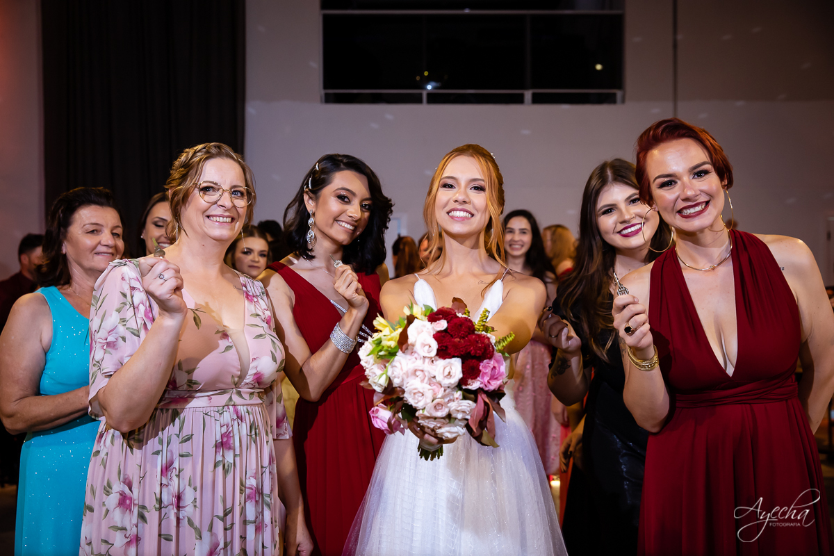 Festa de casamento; Casamento do sonhos; Casamento em Curitiba; Decoração de casamento; Fotografa de casais; Dia dos noivos; Casamentos Pinhais; Hauser Eventos; Inspiração de decoração de casamento; Cerimonia religiosa; Madrinhas e noiva;