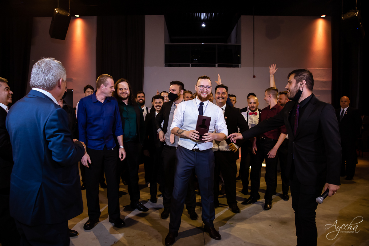 Festa de casamento; Casamento do sonhos; Casamento em Curitiba; Decoração de casamento; Fotografa de casais; Dia dos noivos; Casamentos Pinhais; Hauser Eventos; Inspiração de decoração de casamento; Cerimonia religiosa; Padrinhos e noivo;