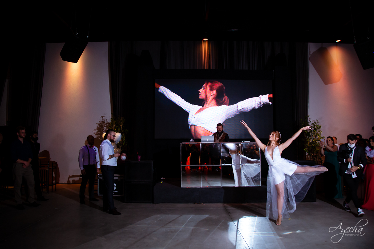 Festa de casamento; Casamento do sonhos; Casamento em Curitiba; Decoração de casamento; Fotografa de casais; Dia dos noivos; Casamentos Pinhais; Hauser Eventos; Inspiração de decoração de casamento; Cerimonia religiosa; Valsa dos noivos;