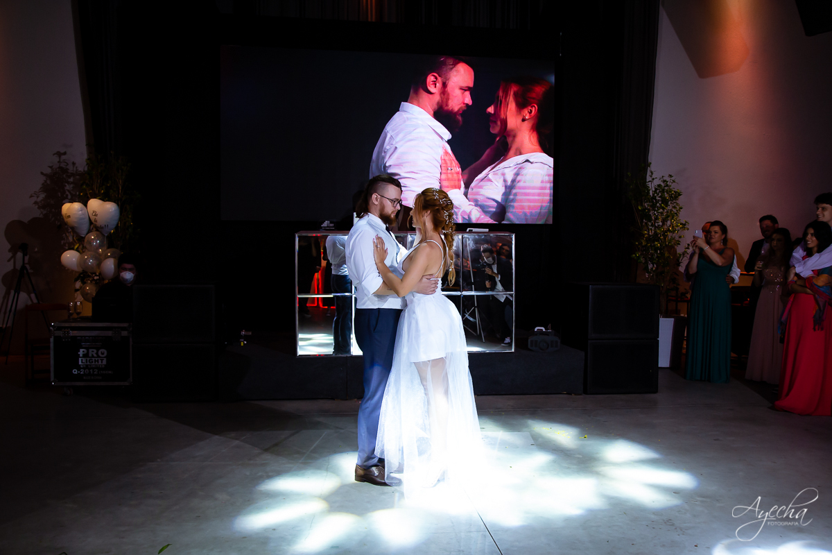 Festa de casamento; Casamento do sonhos; Casamento em Curitiba; Decoração de casamento; Fotografa de casais; Dia dos noivos; Casamentos Pinhais; Hauser Eventos; Inspiração de decoração de casamento; Cerimonia religiosa; Valsa dos noivos;