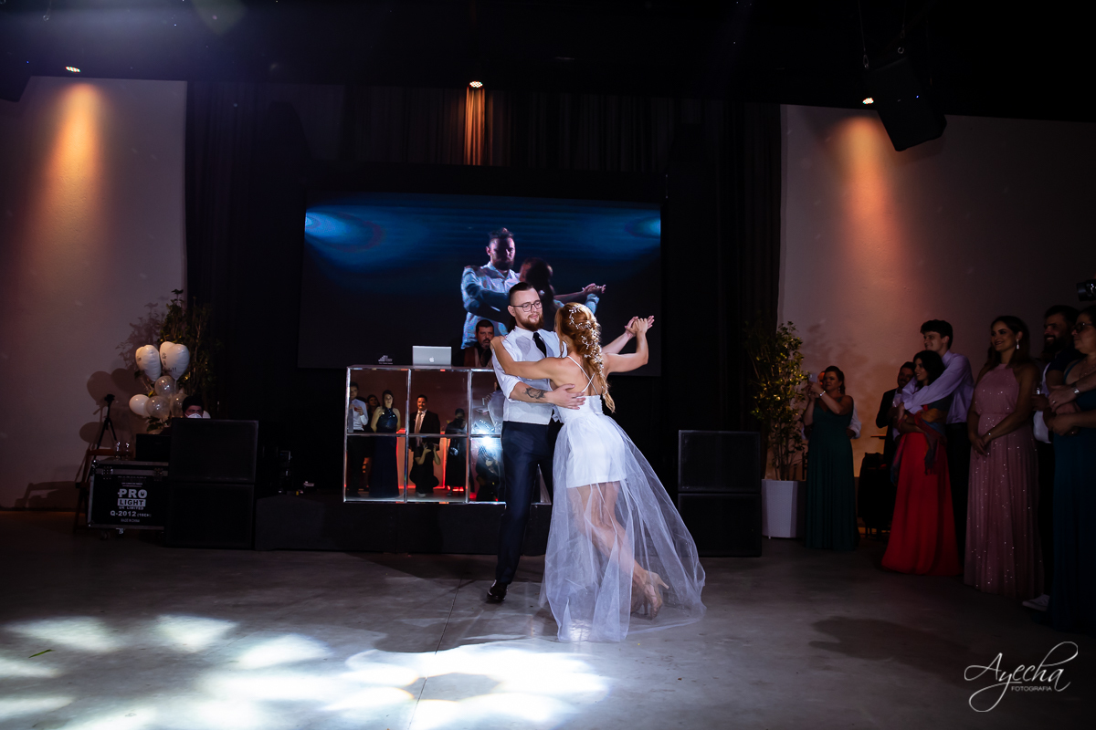 Festa de casamento; Casamento do sonhos; Casamento em Curitiba; Decoração de casamento; Fotografa de casais; Dia dos noivos; Casamentos Pinhais; Hauser Eventos; Inspiração de decoração de casamento; Cerimonia religiosa; Valsa dos noivos;