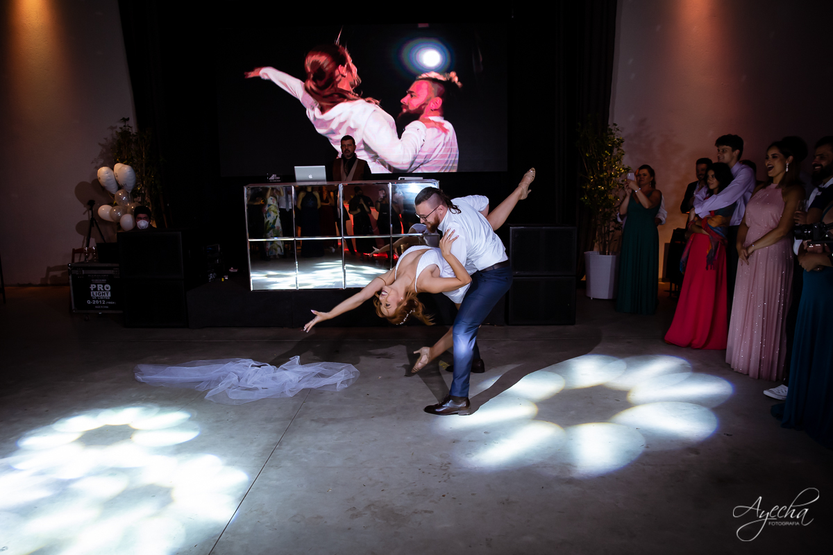 Festa de casamento; Casamento do sonhos; Casamento em Curitiba; Decoração de casamento; Fotografa de casais; Dia dos noivos; Casamentos Pinhais; Hauser Eventos; Inspiração de decoração de casamento; Cerimonia religiosa; Valsa dos noivos;