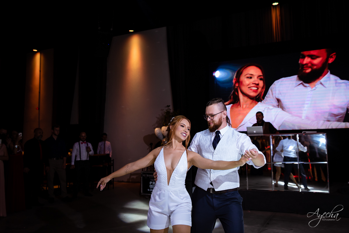 Festa de casamento; Casamento do sonhos; Casamento em Curitiba; Decoração de casamento; Fotografa de casais; Dia dos noivos; Casamentos Pinhais; Hauser Eventos; Inspiração de decoração de casamento; Cerimonia religiosa; Valsa dos noivos;