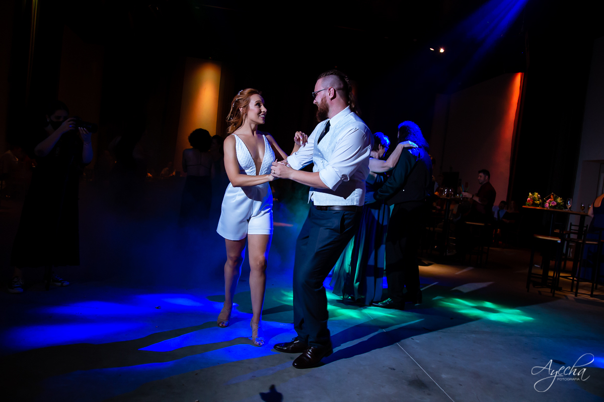 Festa de casamento; Casamento do sonhos; Casamento em Curitiba; Decoração de casamento; Fotografa de casais; Dia dos noivos; Casamentos Pinhais; Hauser Eventos; Inspiração de decoração de casamento; Cerimonia religiosa; Valsa dos noivos;