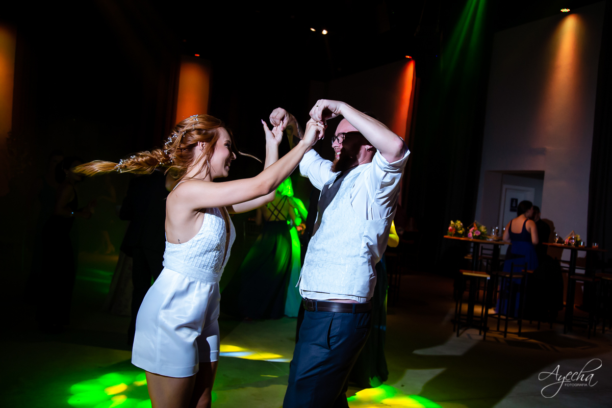 Festa de casamento; Casamento do sonhos; Casamento em Curitiba; Decoração de casamento; Fotografa de casais; Dia dos noivos; Casamentos Pinhais; Hauser Eventos; Inspiração de decoração de casamento; Cerimonia religiosa; Valsa dos noivos;