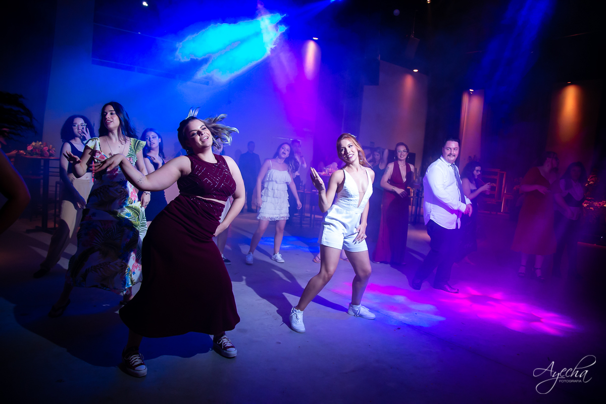 Festa de casamento; Casamento do sonhos; Casamento em Curitiba; Decoração de casamento; Fotografa de casais; Dia dos noivos; Casamentos Pinhais; Hauser Eventos; Inspiração de decoração de casamento; Cerimonia religiosa; Valsa dos noivos;