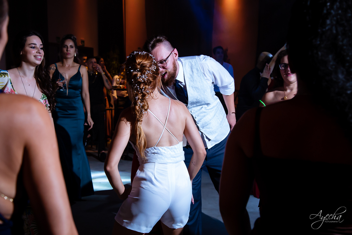 Festa de casamento; Casamento do sonhos; Casamento em Curitiba; Decoração de casamento; Fotografa de casais; Dia dos noivos; Casamentos Pinhais; Hauser Eventos; Inspiração de decoração de casamento; Cerimonia religiosa; Valsa dos noivos;