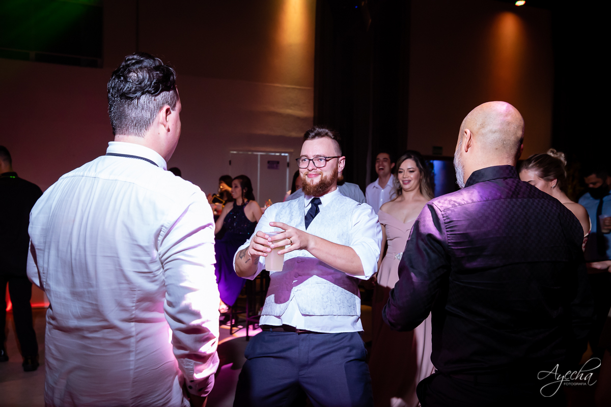 Festa de casamento; Casamento do sonhos; Casamento em Curitiba; Decoração de casamento; Fotografa de casais; Dia dos noivos; Casamentos Pinhais; Hauser Eventos; Inspiração de decoração de casamento; Cerimonia religiosa; Valsa dos noivos;