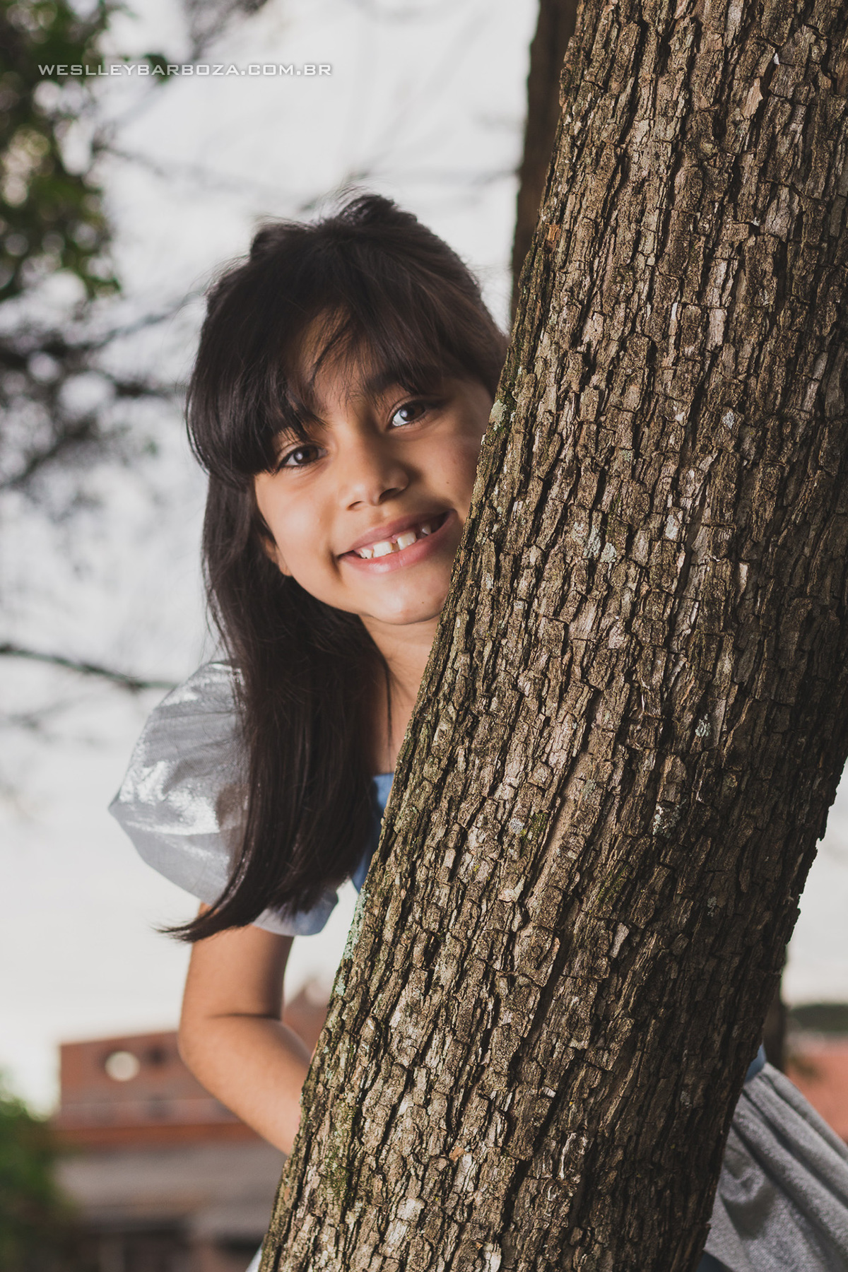 menina arvore sorriso parque