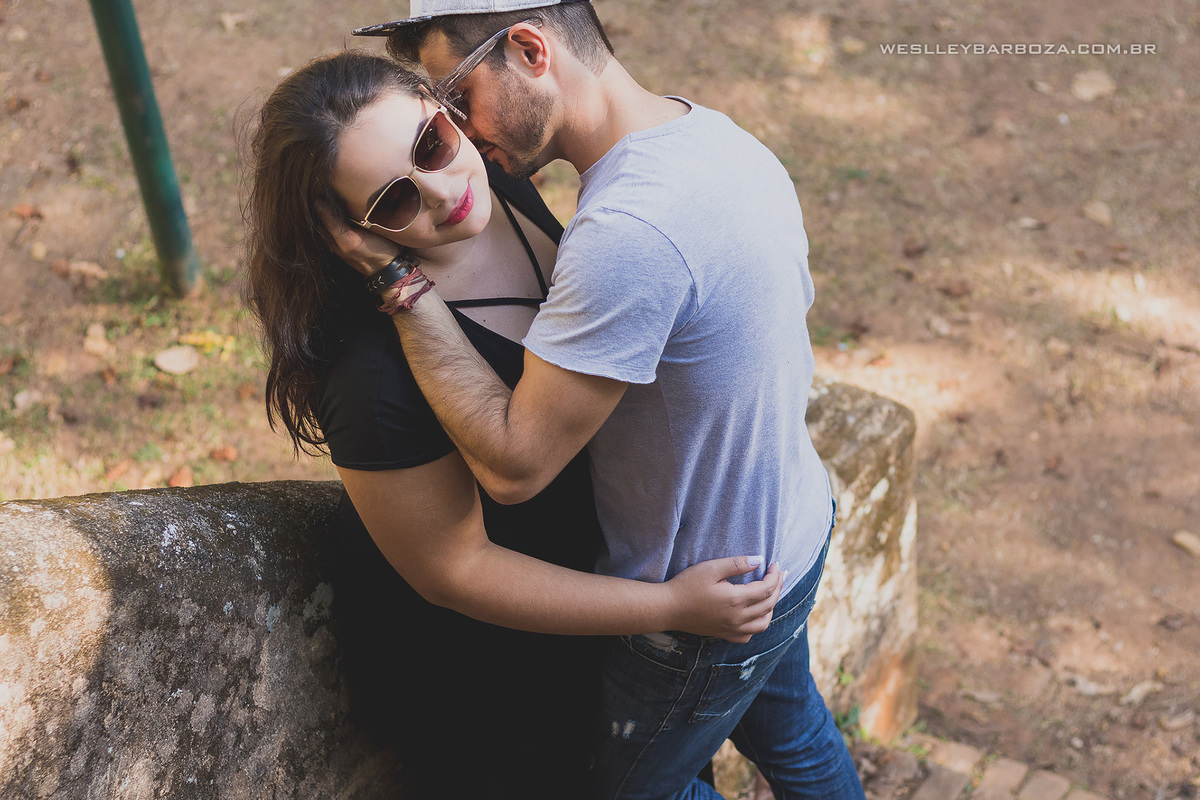 casal abraçando escadas