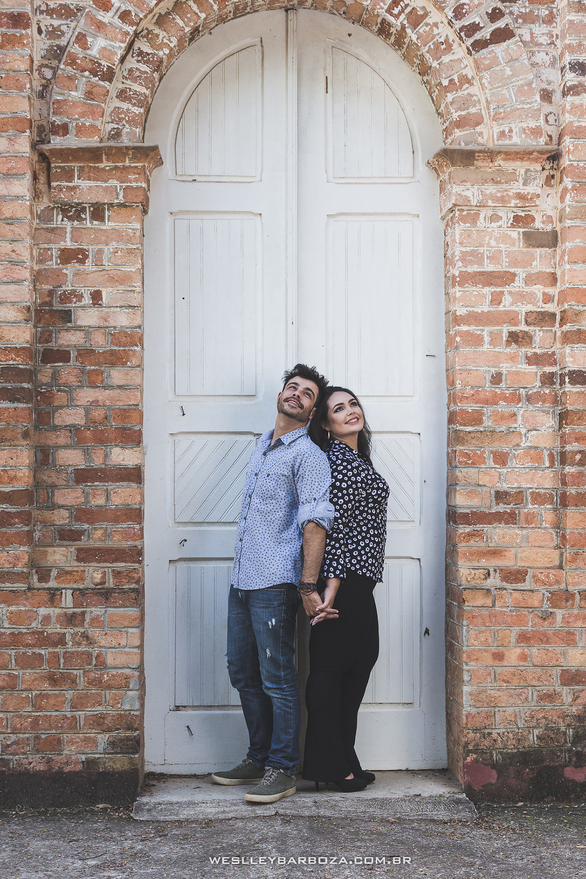 casal mãos dadas felicidade