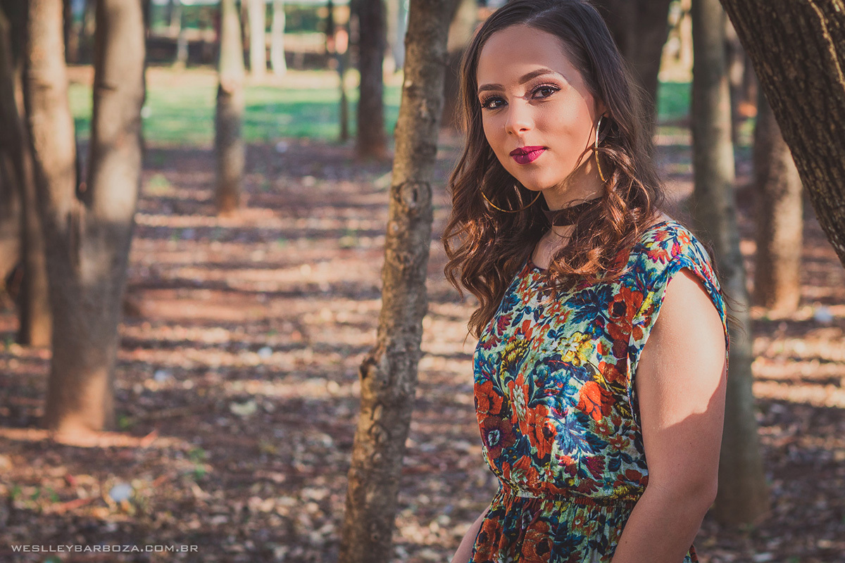 modelo no parque vestido flores folhas