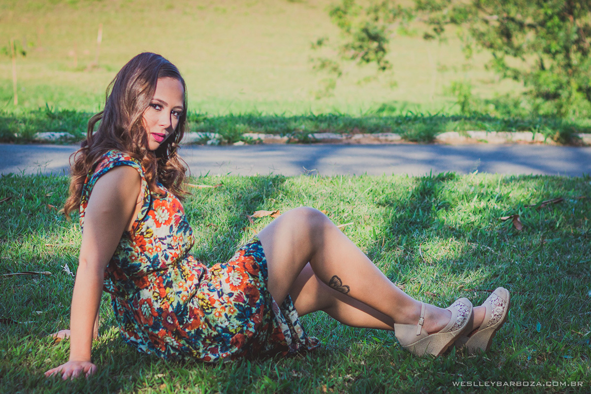 modelo sentada grama fashion tatuagem