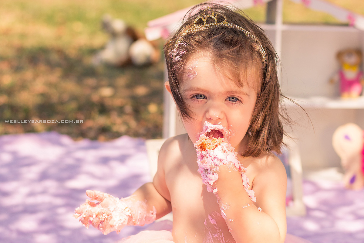 smash the cake hortolandia comendo bolo