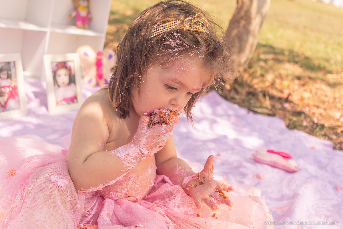 smash the cake hortolandia comendo bolo