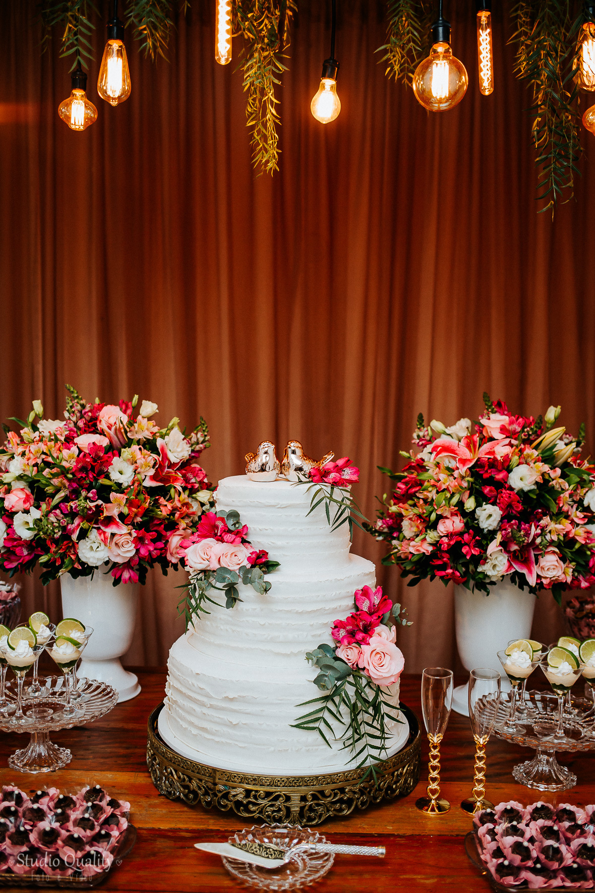 Buffet: Scardini Buffet

Espaço, decoração e buquê: Espaço Garças Pampulha

Produção: Arabela Rios Boudoir de Beleza