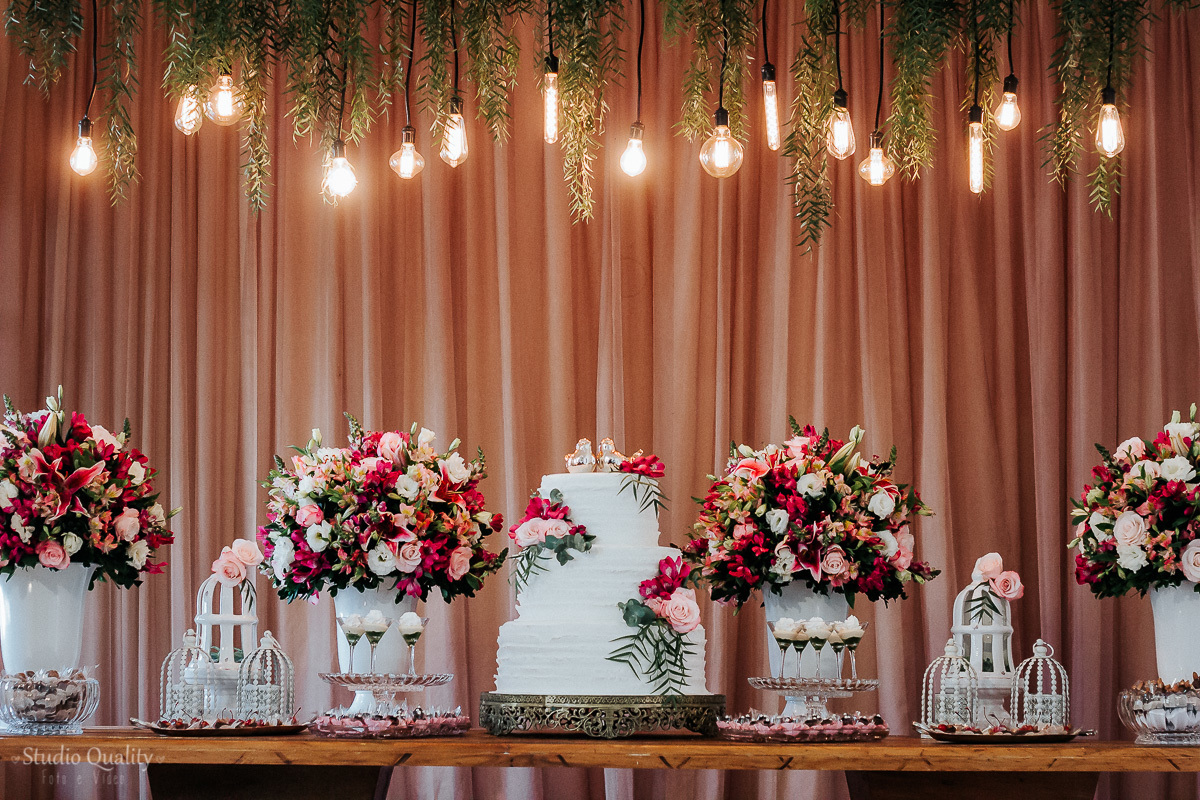 Buffet: Scardini Buffet

Espaço, decoração e buquê: Espaço Garças Pampulha

Produção: Arabela Rios Boudoir de Beleza