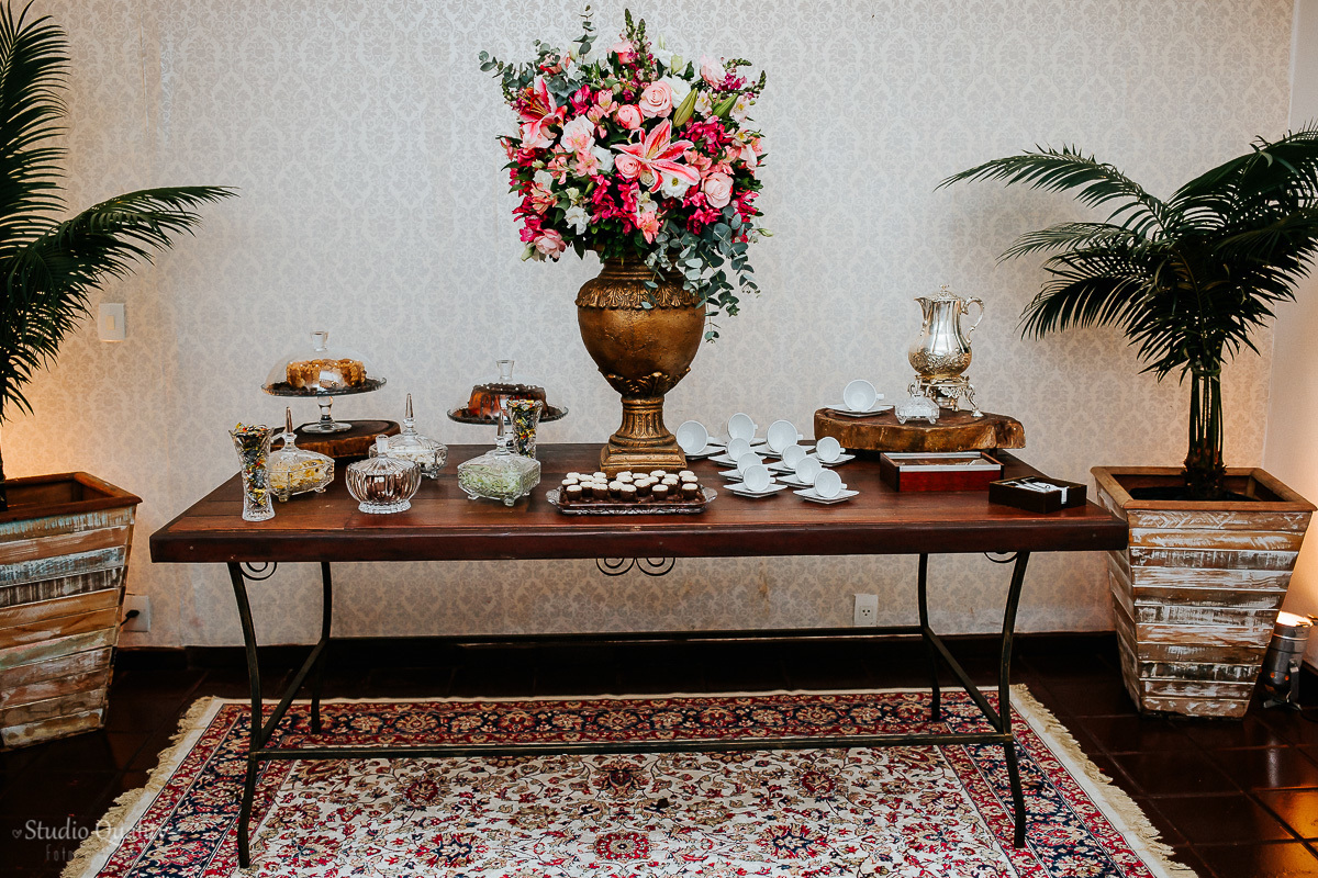 Buffet: Scardini Buffet

Espaço, decoração e buquê: Espaço Garças Pampulha

Produção: Arabela Rios Boudoir de Beleza