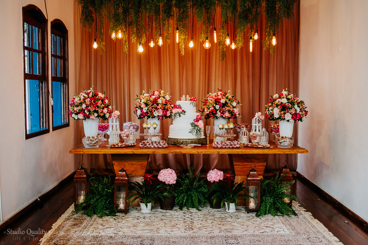 Buffet: Scardini Buffet

Espaço, decoração e buquê: Espaço Garças Pampulha

Produção: Arabela Rios Boudoir de Beleza