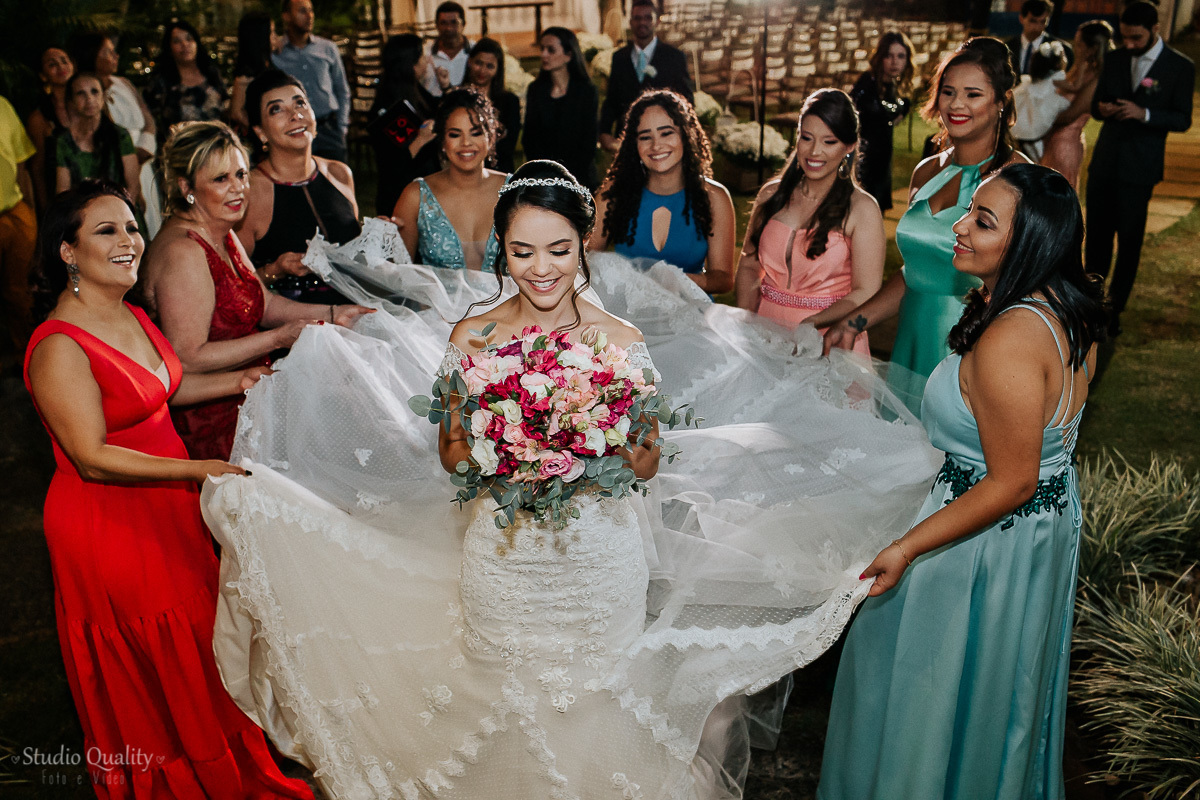 Buffet: Scardini Buffet

Espaço, decoração e buquê: Espaço Garças Pampulha

Produção: Arabela Rios Boudoir de Beleza