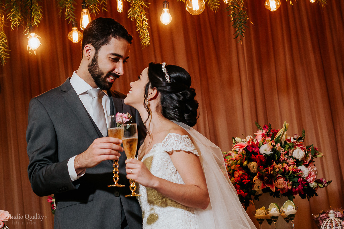 Buffet: Scardini Buffet

Espaço, decoração e buquê: Espaço Garças Pampulha

Produção: Arabela Rios Boudoir de Beleza