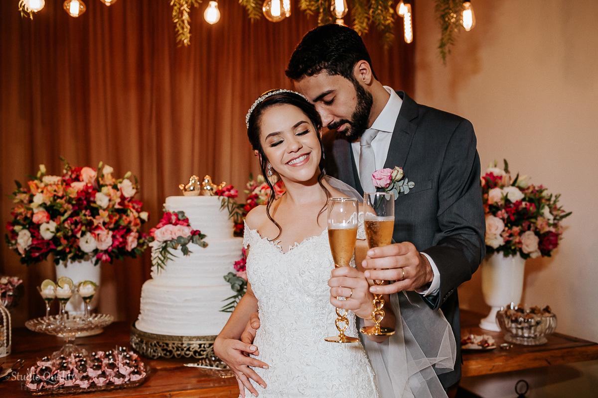 Buffet: Scardini Buffet

Espaço, decoração e buquê: Espaço Garças Pampulha

Produção: Arabela Rios Boudoir de Beleza