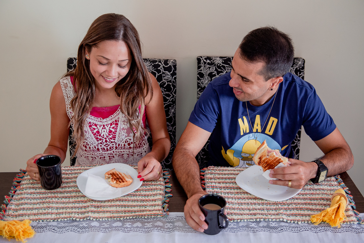 Ensaio realizado em casa. Fotos espontâneas, de chinelo e sem maquiagem. Teve até pet no ensaio!! 