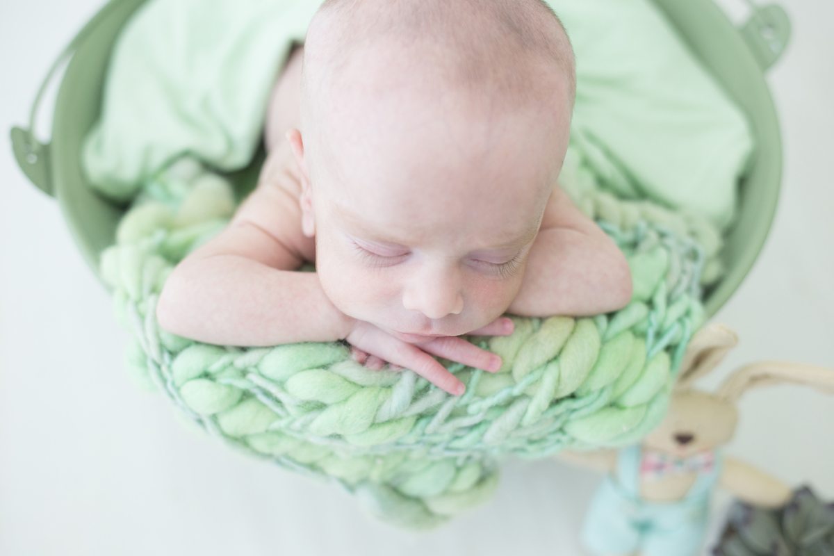 Miguel no seu ensaio Newborn com 29 dias. Bebê dentro do baldinho