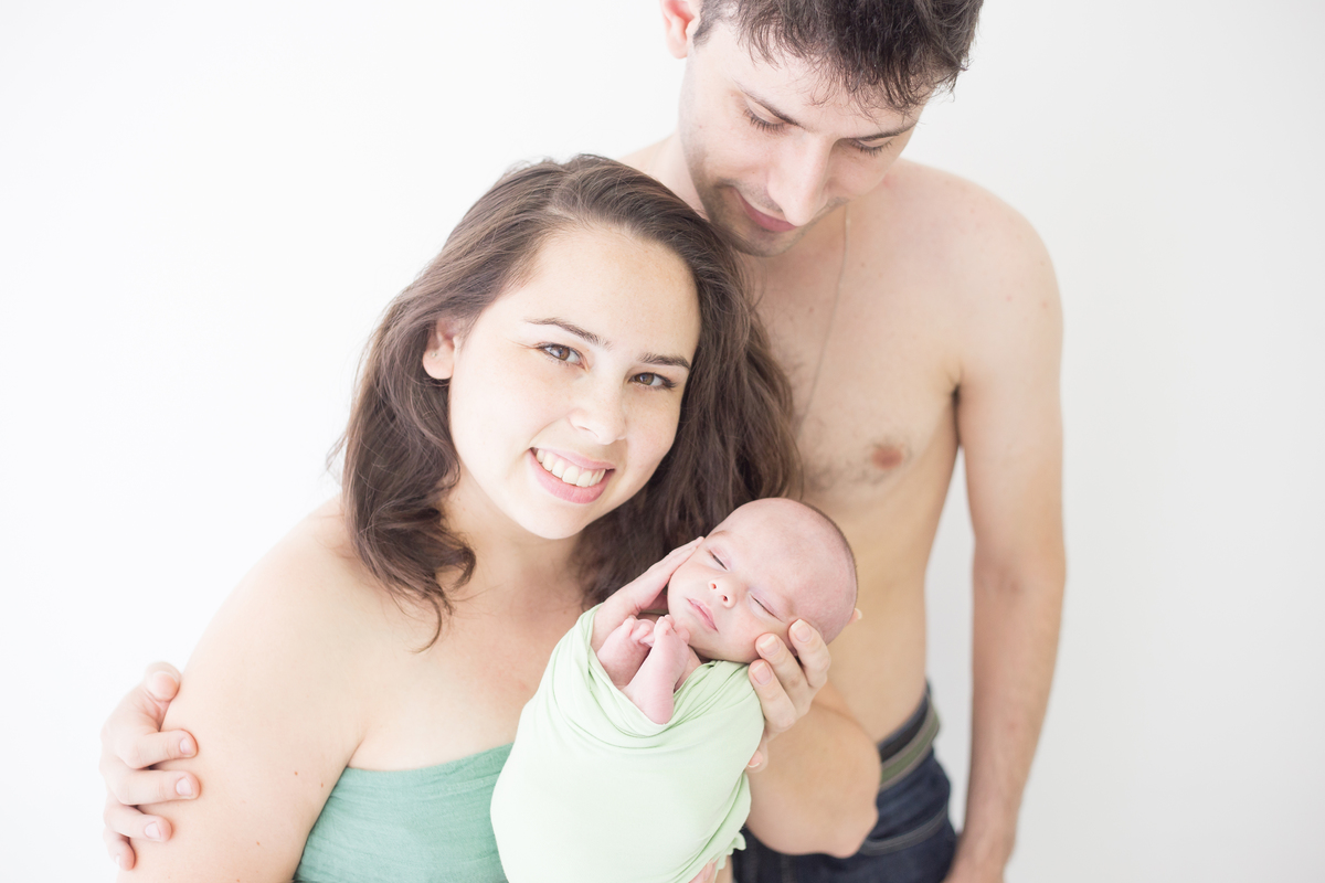 Foto de bebê com pai e mãe em estúdio Florianópolis