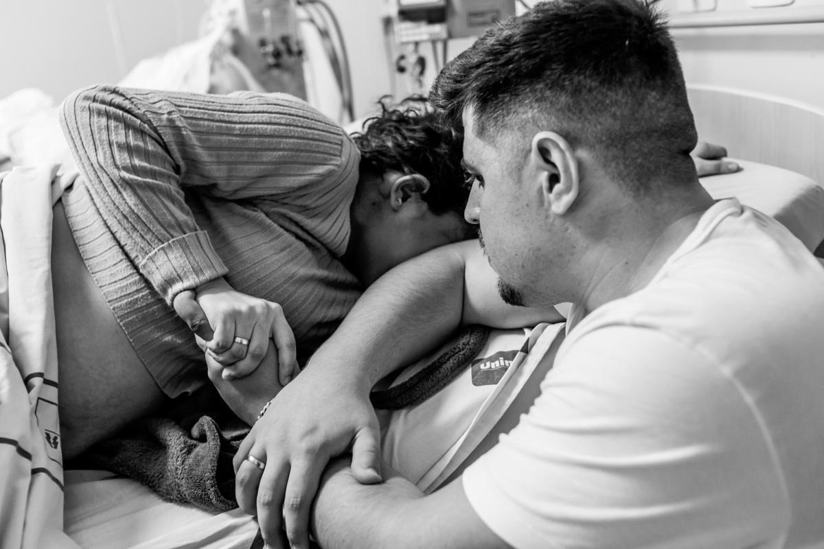 apertando a mão do marido