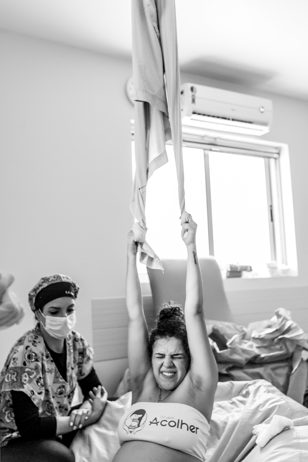 segurando um lençol e fazendo força