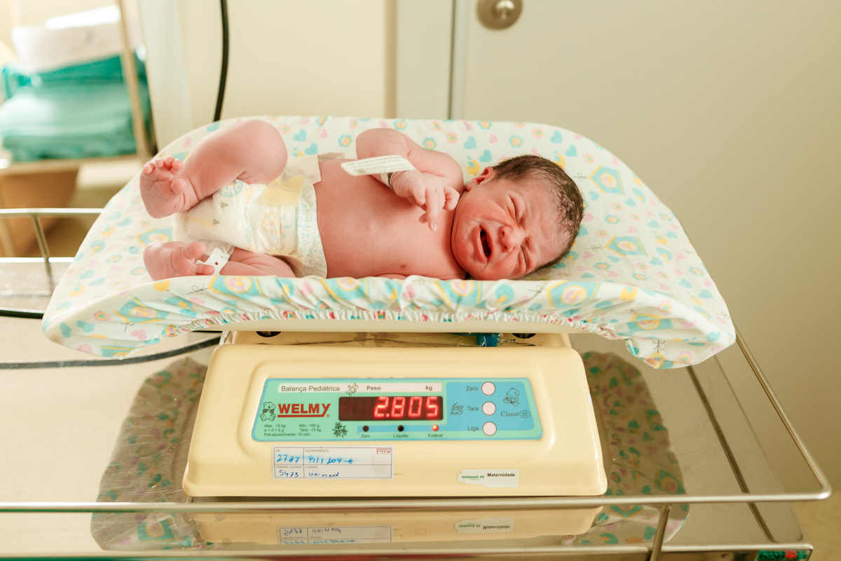 pesando o bebê