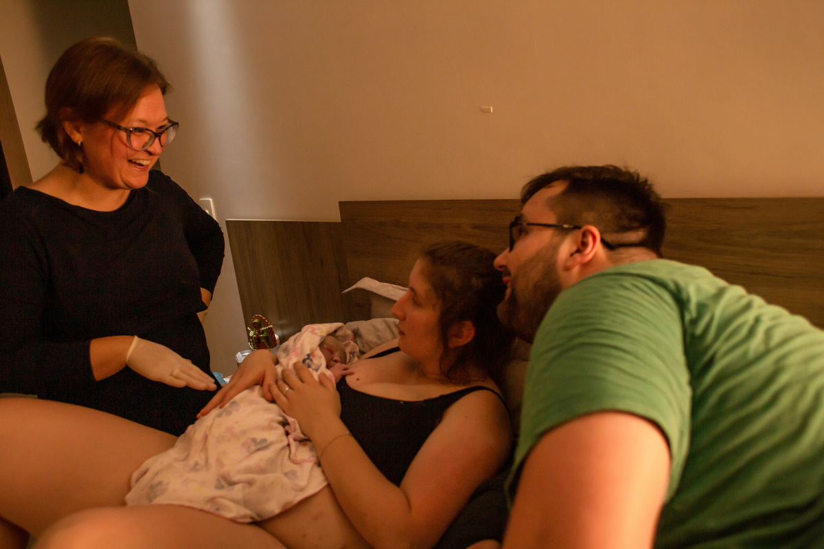 bebê nascida em casa, pais e equipe
