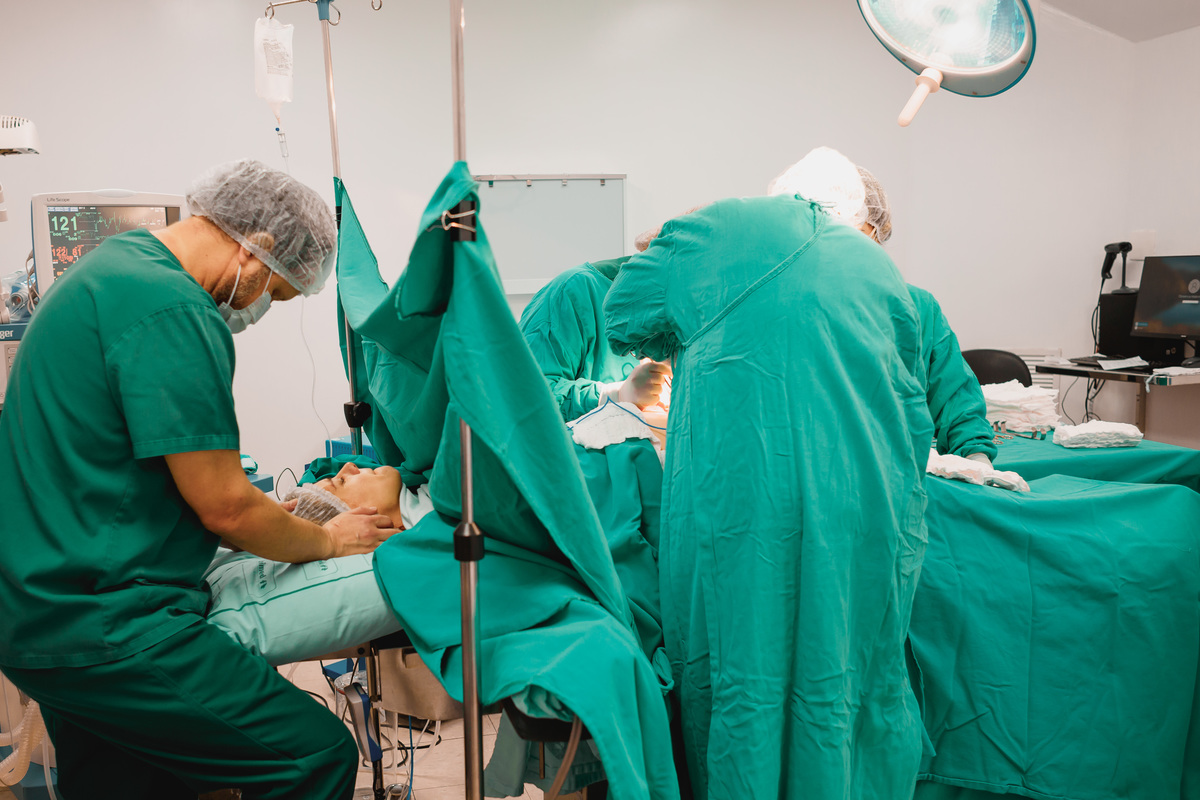 medicos fazendo uma cesariana
