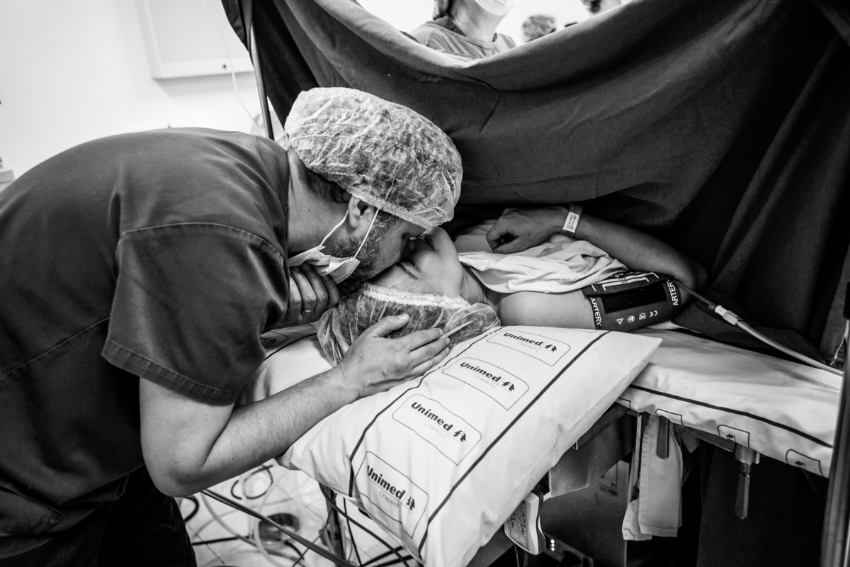 marido beijando a mulher durante a cesariana