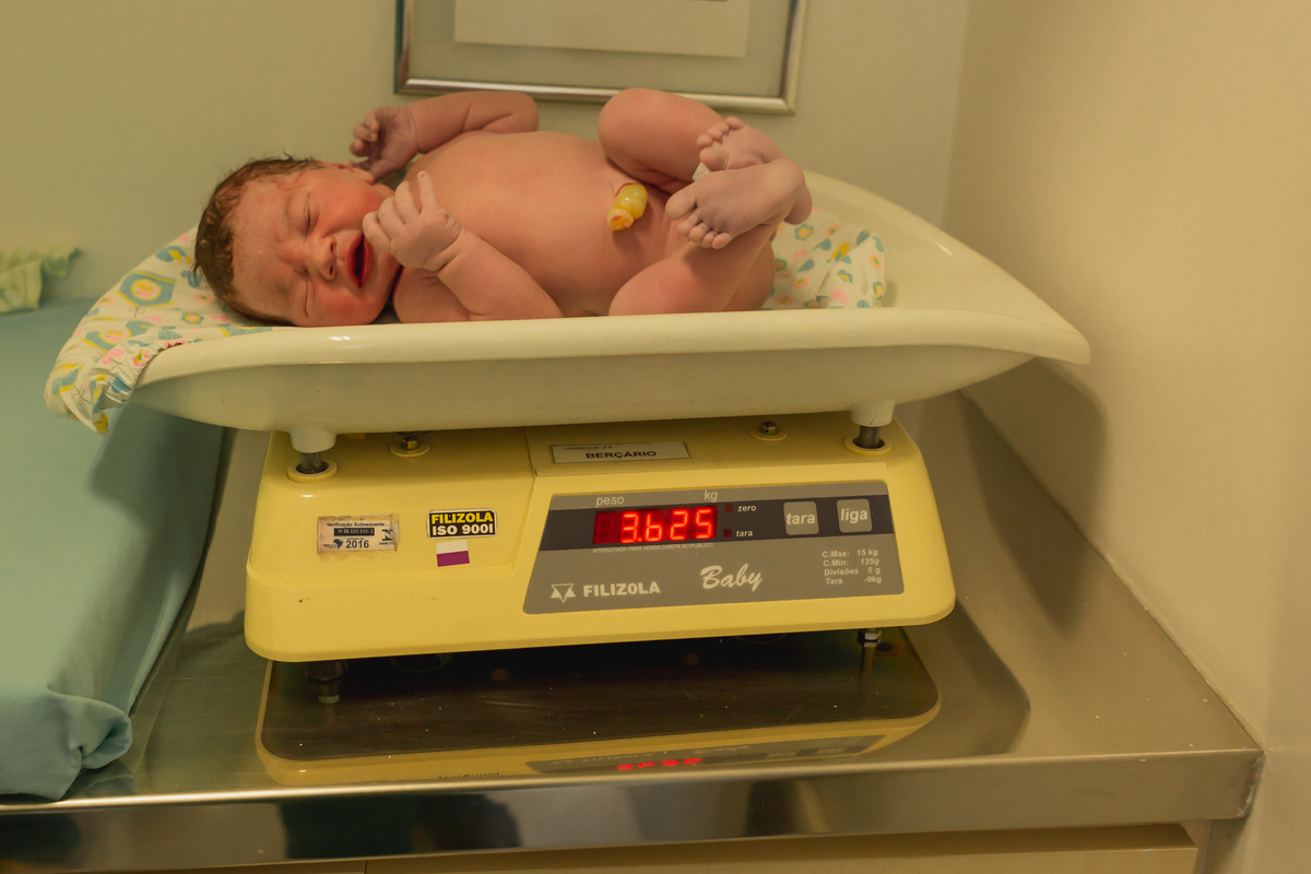 bebê recém nascido na balança
