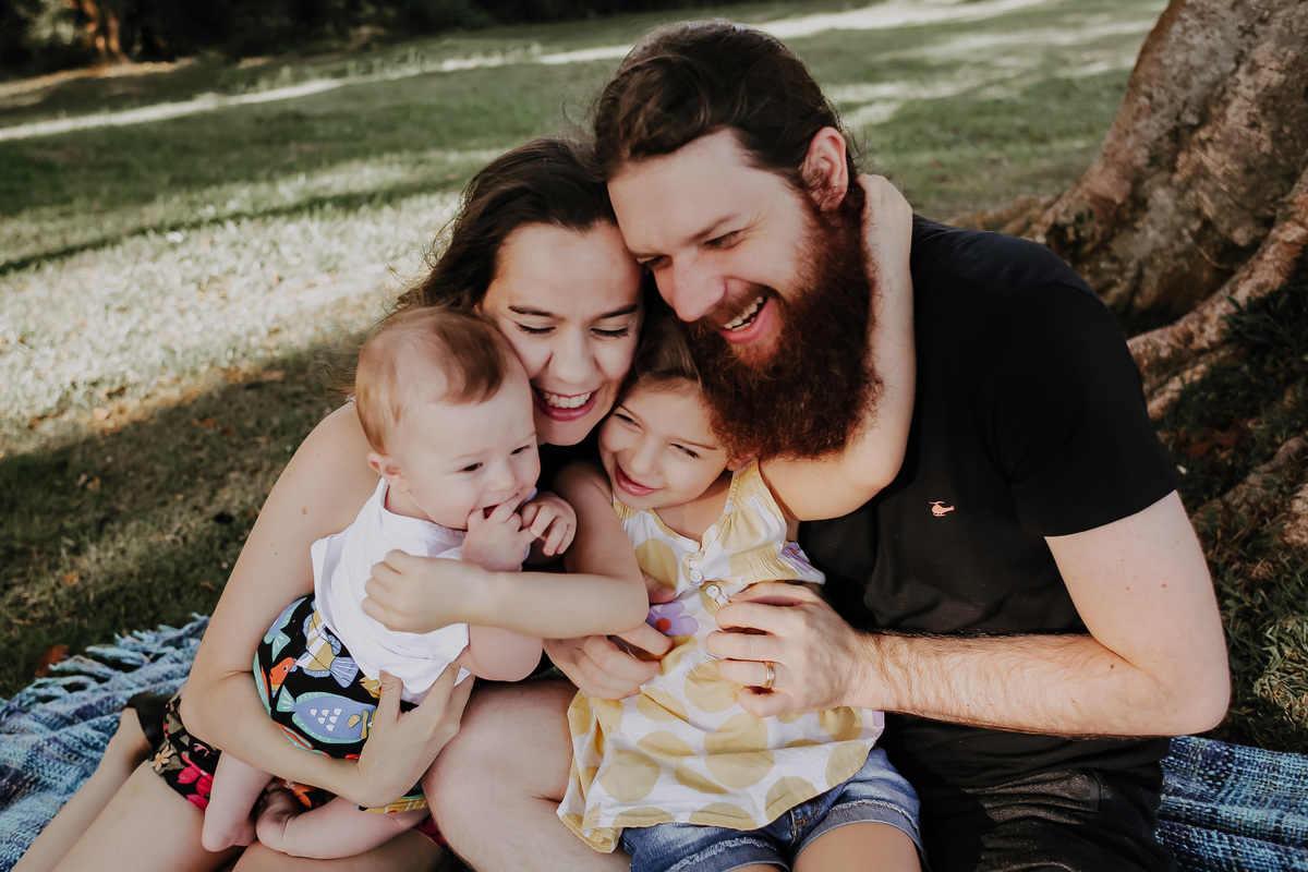 família se abraçando, ensaio em chapecó

