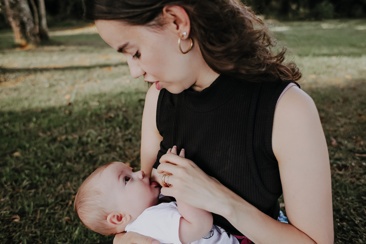 mãe amamentando ensaio em chapecó
