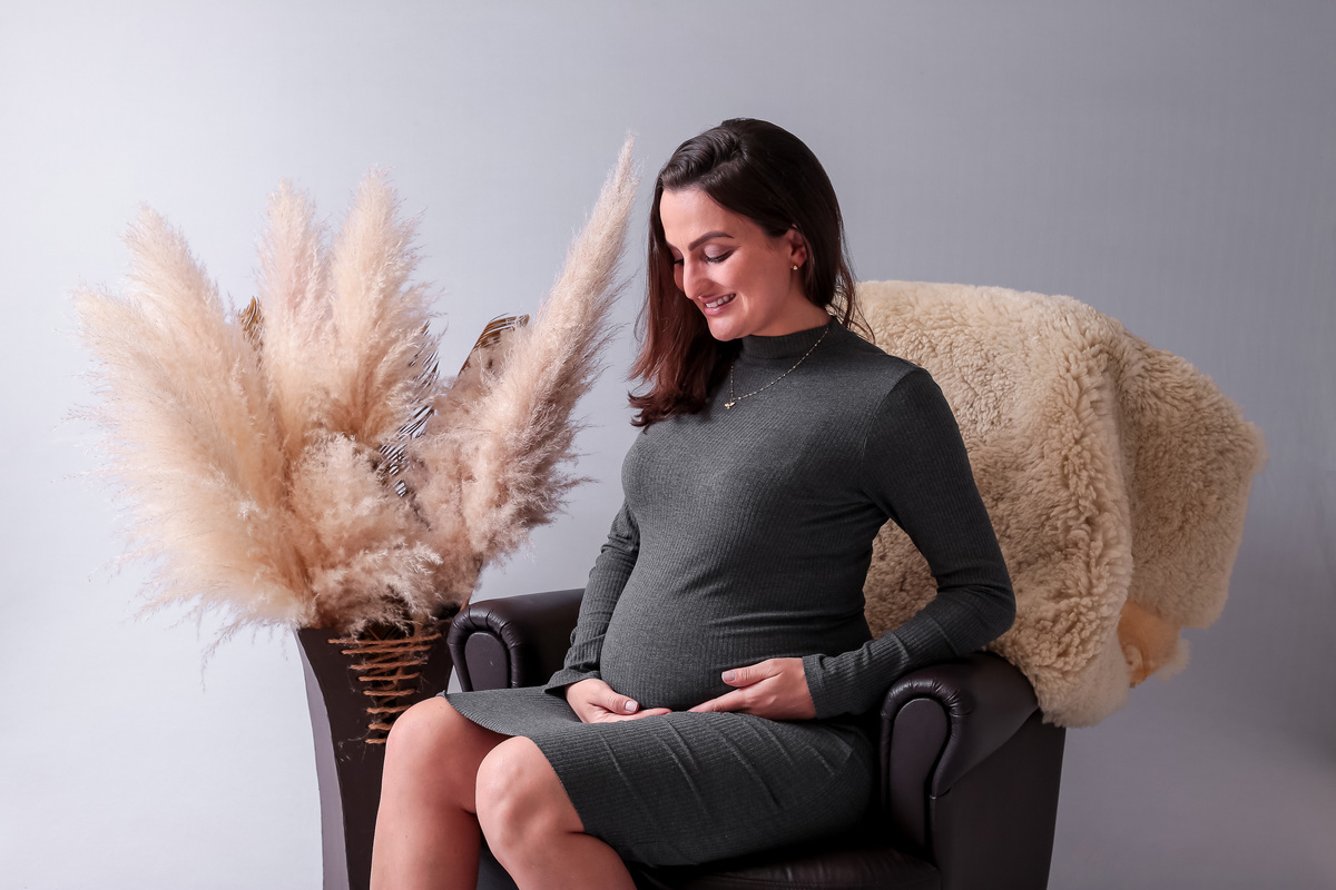 gestante sentada em uma poltrona