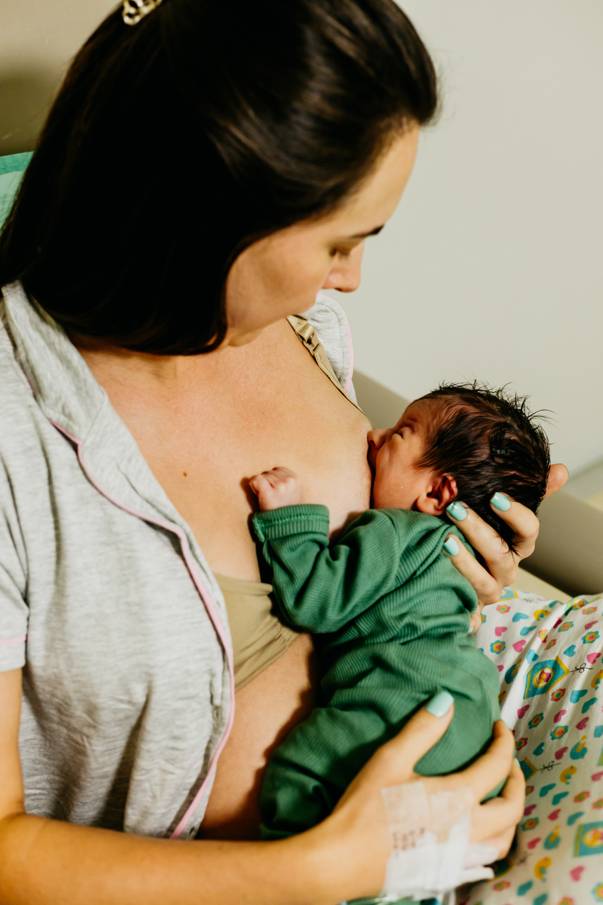 mãe amamentando bebÊ