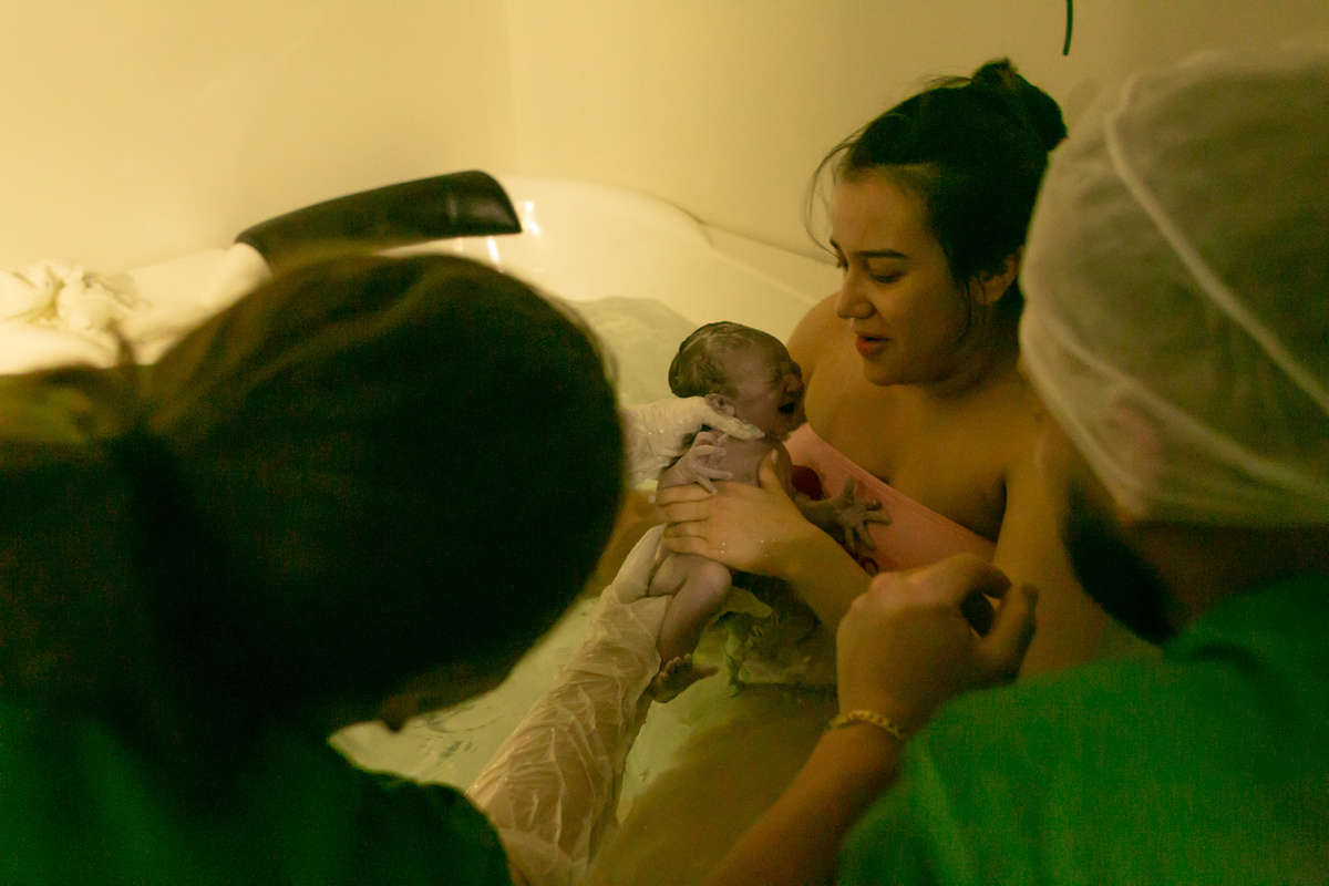 mãe recebendo o bebê no pós parto
