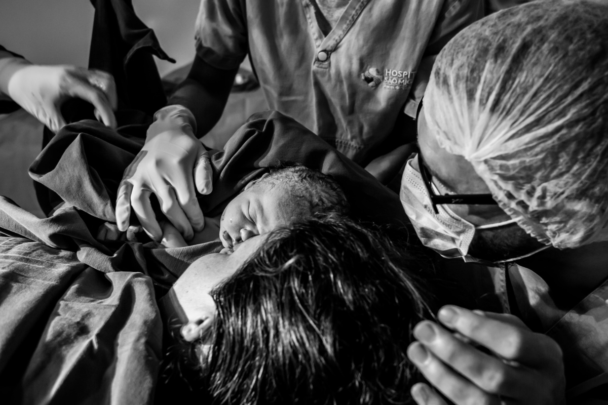 recebendo o bebê após o nascimento