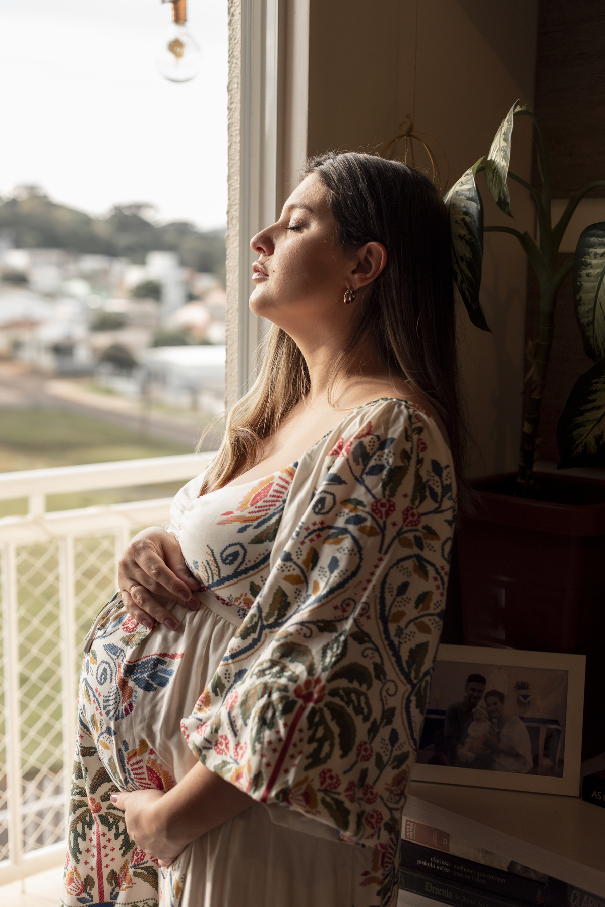 gestante em casa, luz de janela