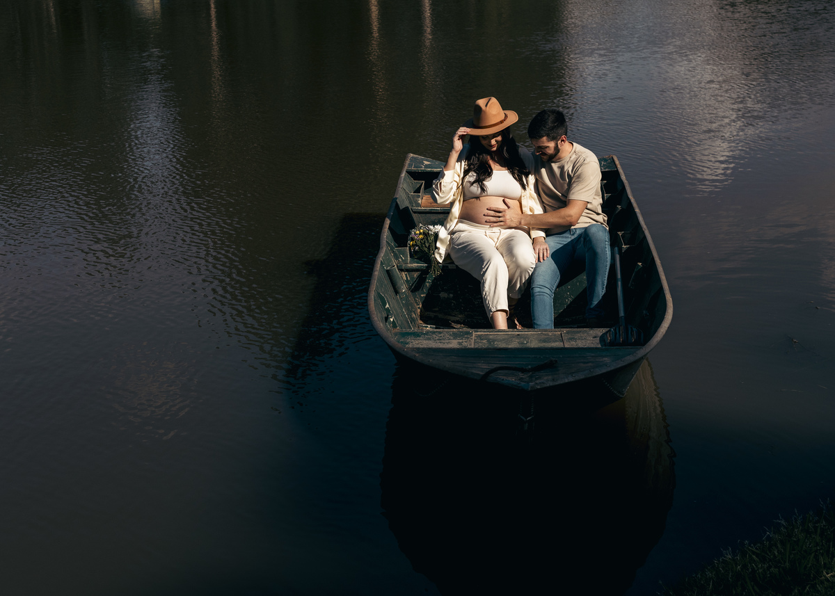 gravida em um barco no lago
