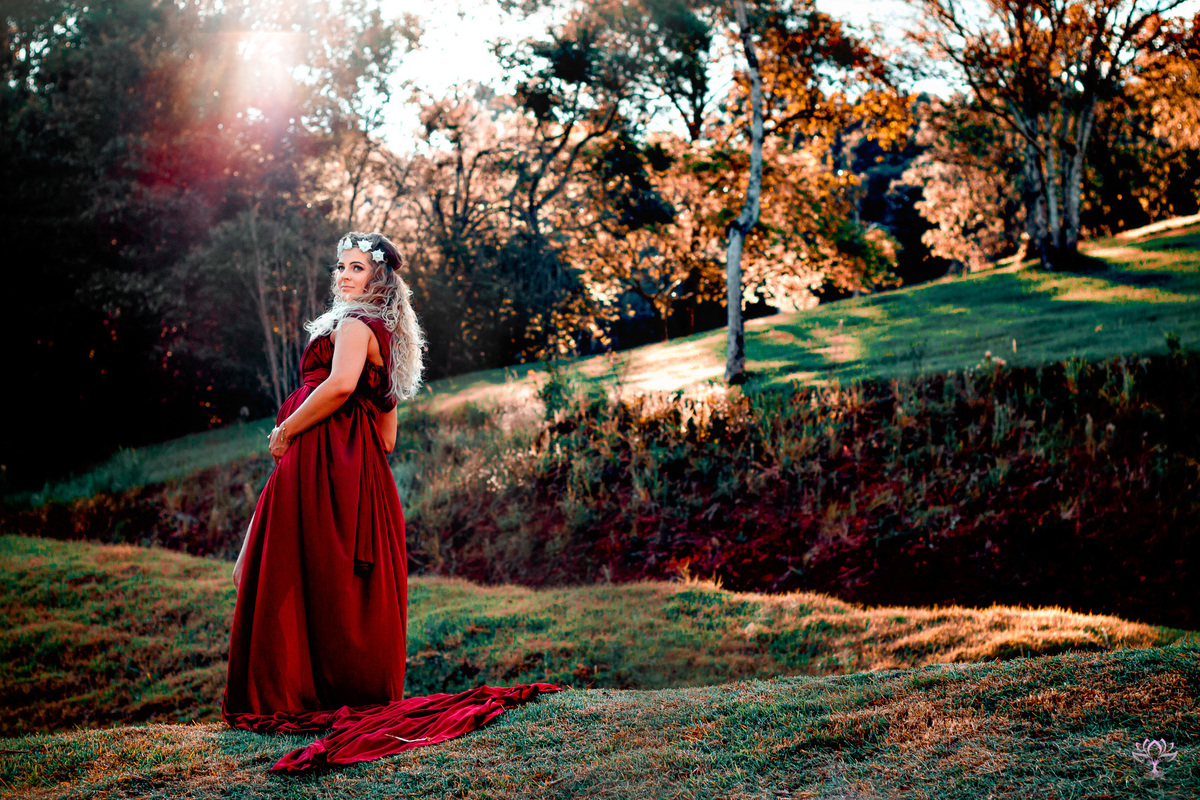 gravida de vestido vermelho
