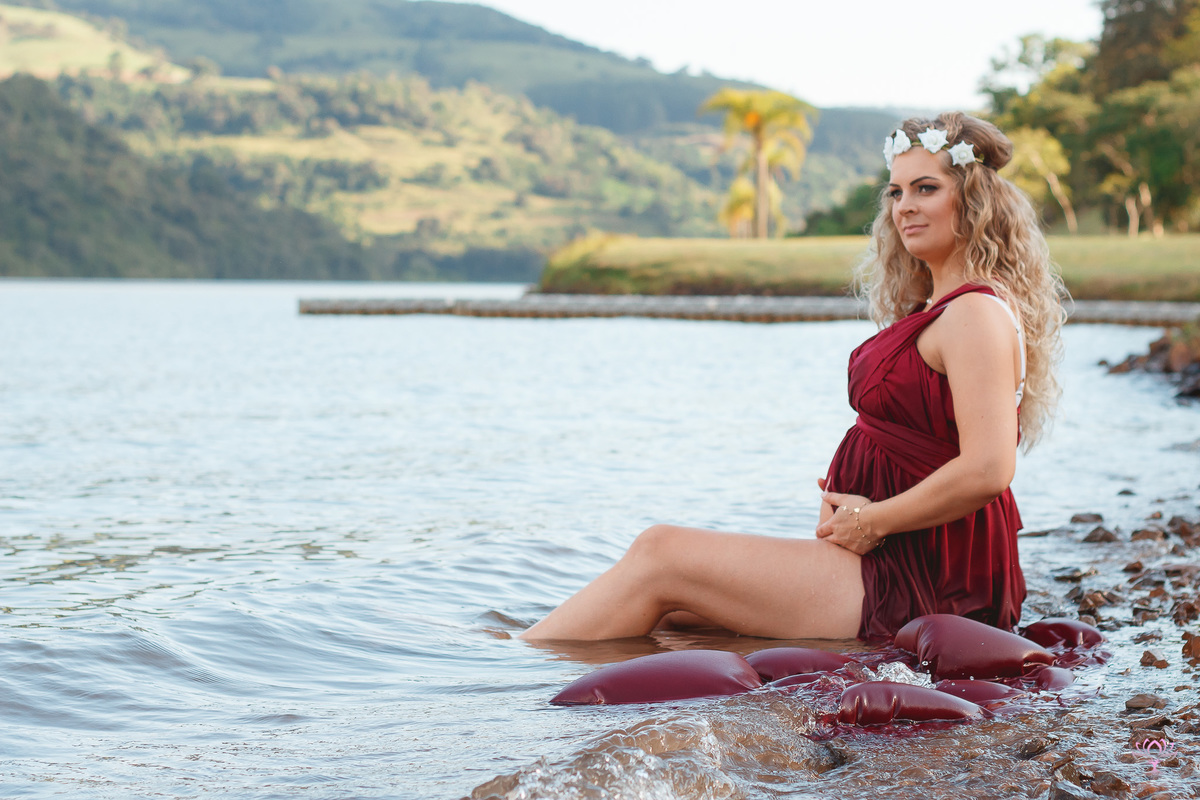 gravida sentada na água