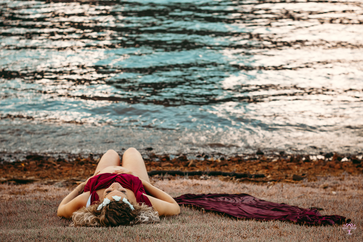 gestante deitada na grama