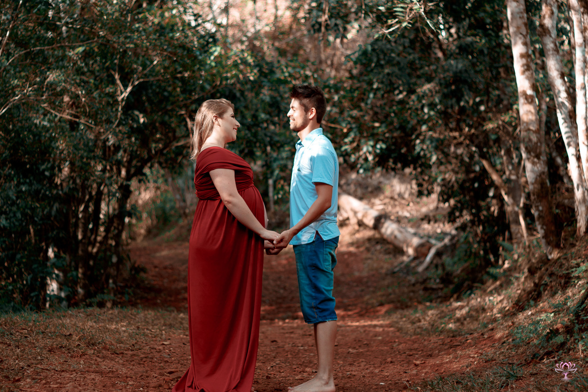 casal gestante na mata
