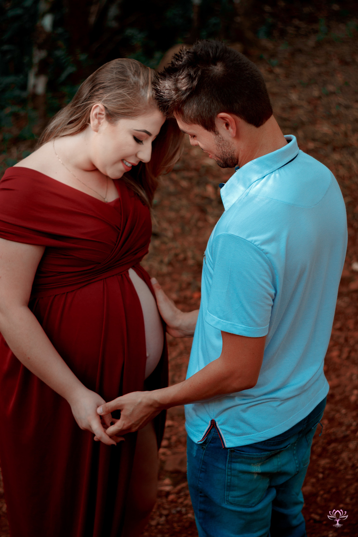 casal acariciando a barriga gestante
