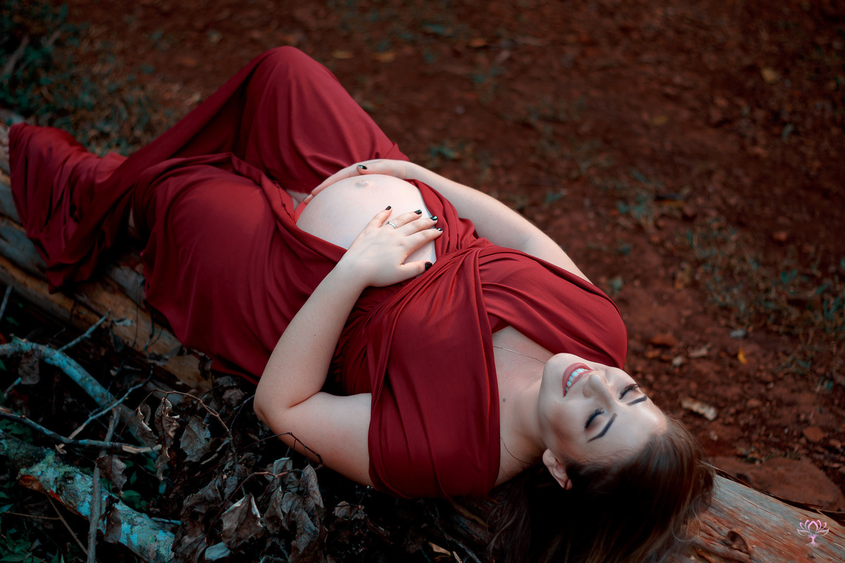 gestante deitada no tronco
